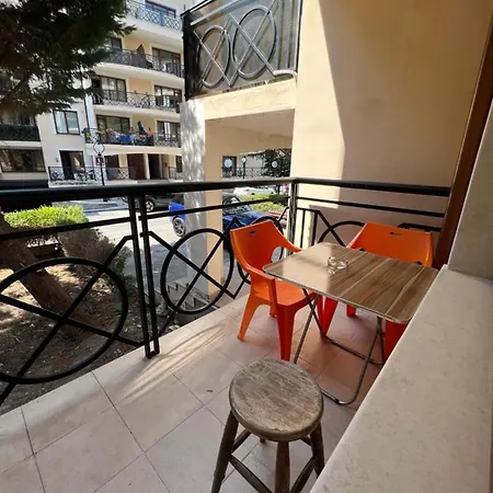 Two Bedroom 5 Minutes From The * Golden Sands