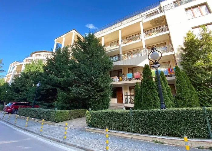 Two Bedroom 5 Minutes From The Golden Sands